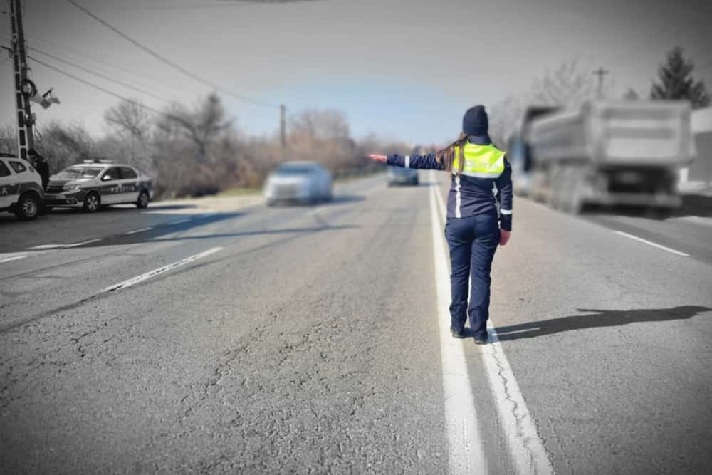Șoferi, pietoni, bicicliști - sancționați de polițiștii prahoveni de la Rutieră pentru încălcarea regulilor de circulație. Peste 200 de amenzi în 24 de ore!
