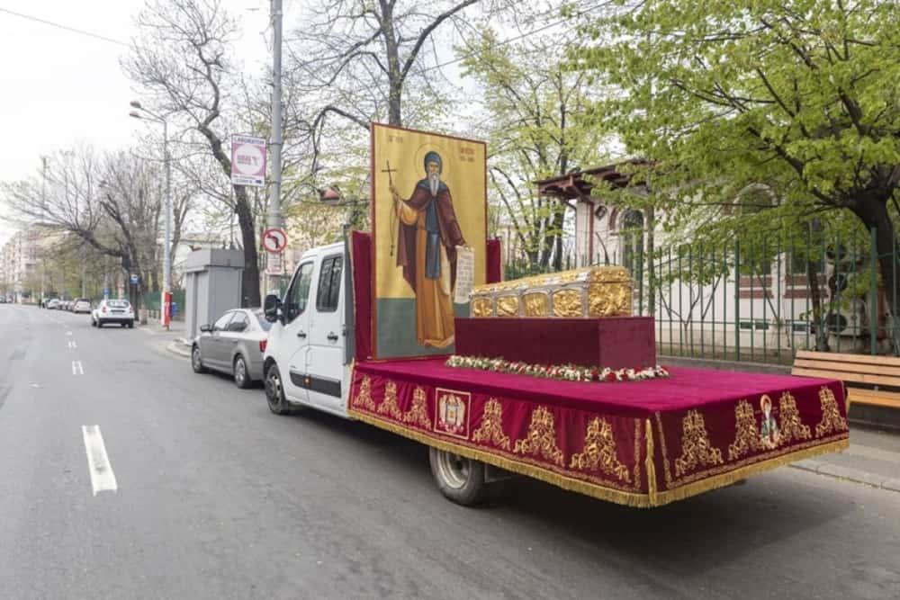 Restricții de circulație pe unele străzi din Ploiești, pentru desfășurarea pelerinajului cu moaștele Sf. Dimitrie cel Nou