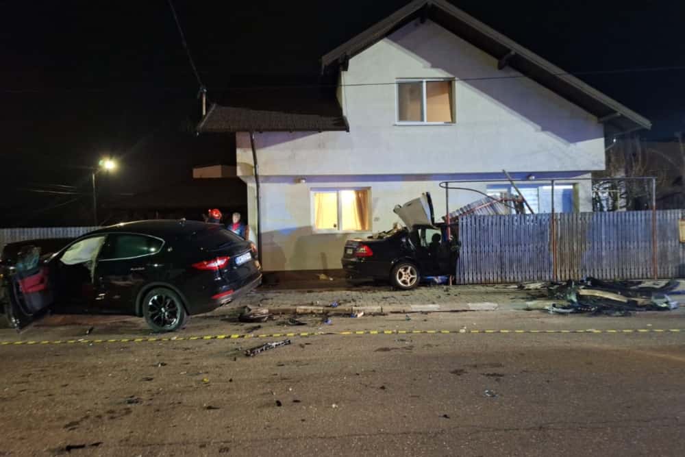 O mașină a ricoșat în peretele unei case din Băicoi, după coliziunea cu un alt autoturism