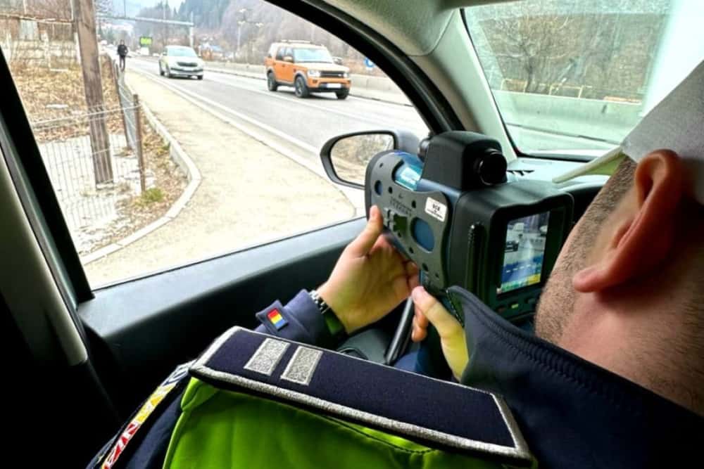 Weekend cu amenzi - gârlă/ Polițiștii prahoveni au aplicat peste 300 de sancțiuni pentru depășirea vitezei legale. Zeci de șoferi au rămas fără permis