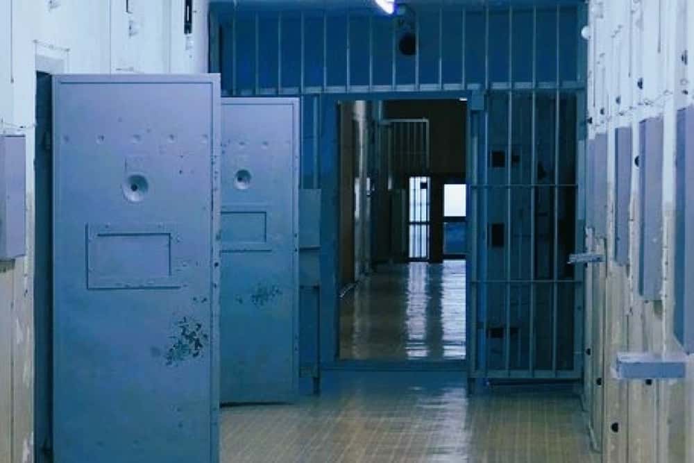 Bărbatul din Slănic acuzat că și-a bătut concubina și a lăsat-o să moară în frig, pe un teren viran, a fost condamnat definitiv la închisoare. Cât mai are de stat după gratii