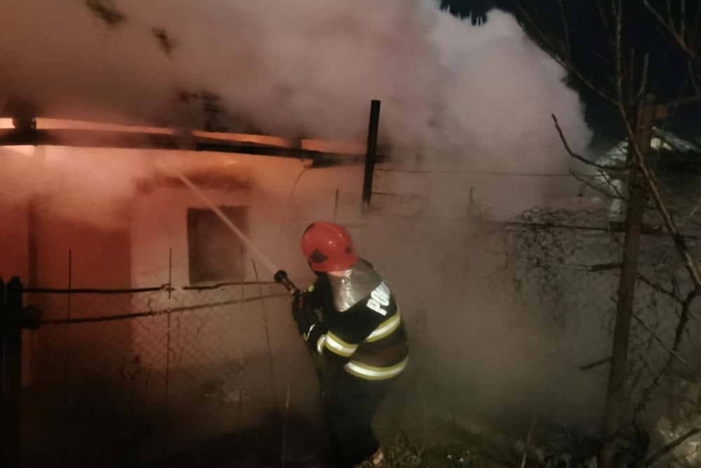 Incendiu în comuna Dumbrăvești. Pompierii intervin cu trei autospeciale de stingere 