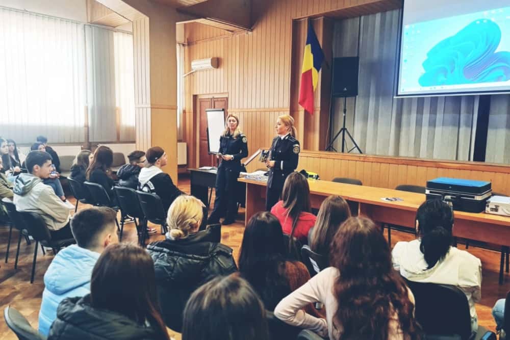Profesia de polițist, promovată în liceele din Prahova, înainte de Ziua Poliției Române