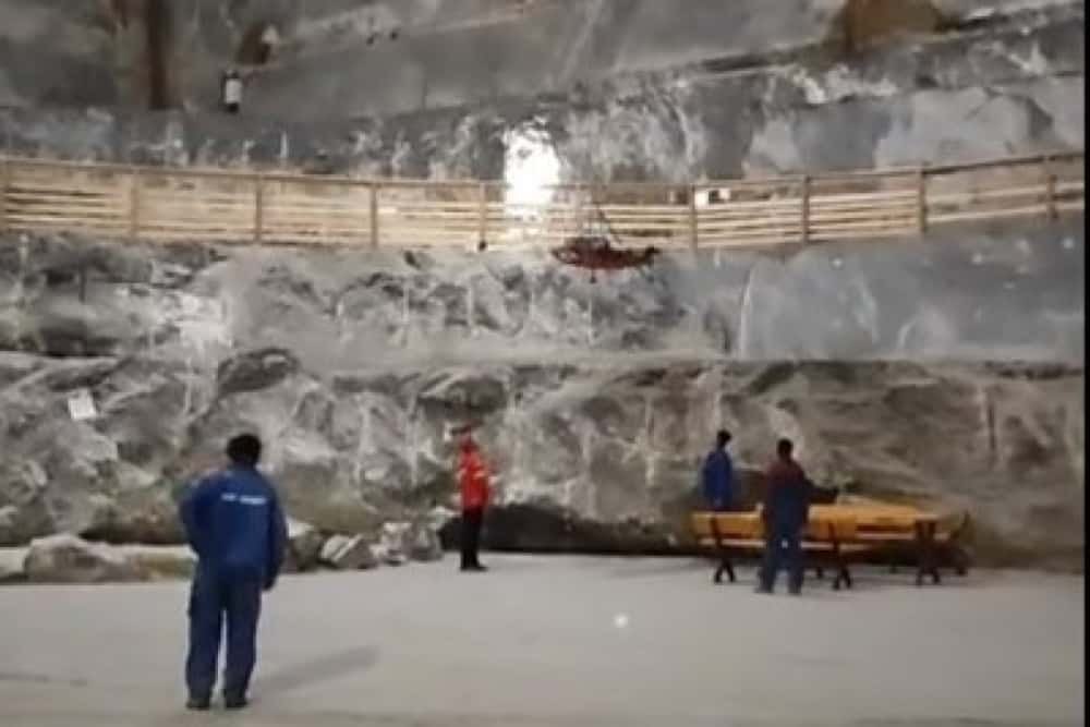 Trupul neînsuflețit al unui angajat al Salinei Slănic a fost recuperat de salvamontiști de la zeci de metri înălțime, din zona unde a survenit decesul