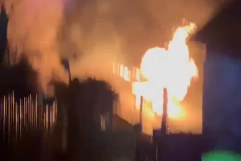 Băicoi/ Un scurtcircuit la o lampă a provocat un incendiu care a afectat o anexă gospodărească și jumătate dintr-o casă