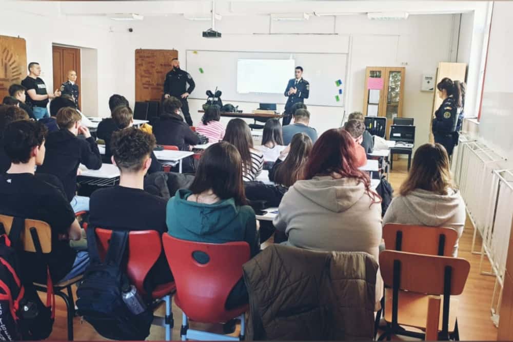 Mii de elevi prahoveni au aflat direct de la sursă ce înseamnă profesia de polițist, cu bune și cu rele