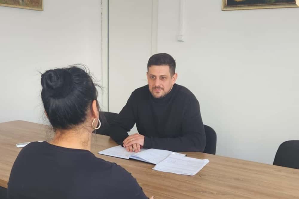 Sunteți nemulțumiți de spațiile verzi, de mobilierul stradal, de parcările publice sau de curățenia din cimitire? Din aprilie, directorul SGU Ploiești vine în cartiere