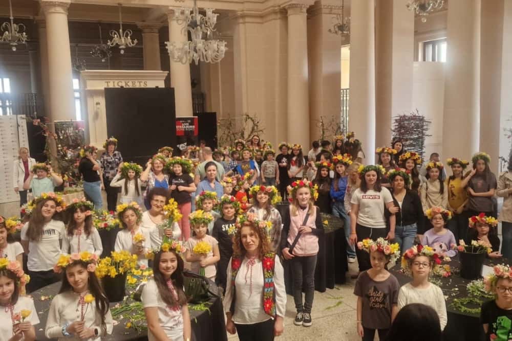 Sute de elevi prahoveni au învățat să creeze coronițe, la Școala de Flori