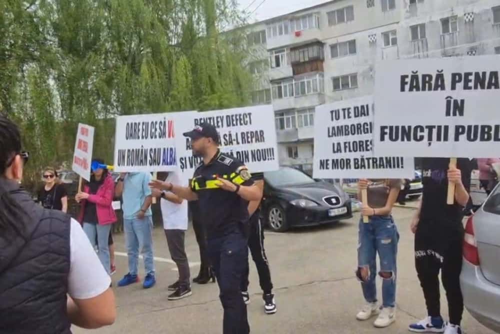 Protest la Plopeni, în fața blocului unde are domiciliul de flotant Iulian Dumitrescu, ”baronul” liberal cercetat de DNA, dar care vrea din nou la conducerea CJ Prahova