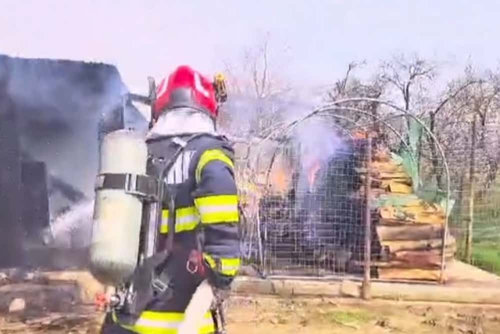 Incendiu la Coada Malului, comuna Măgurele. Intervenție dificilă a pompierilor din cauza vântului