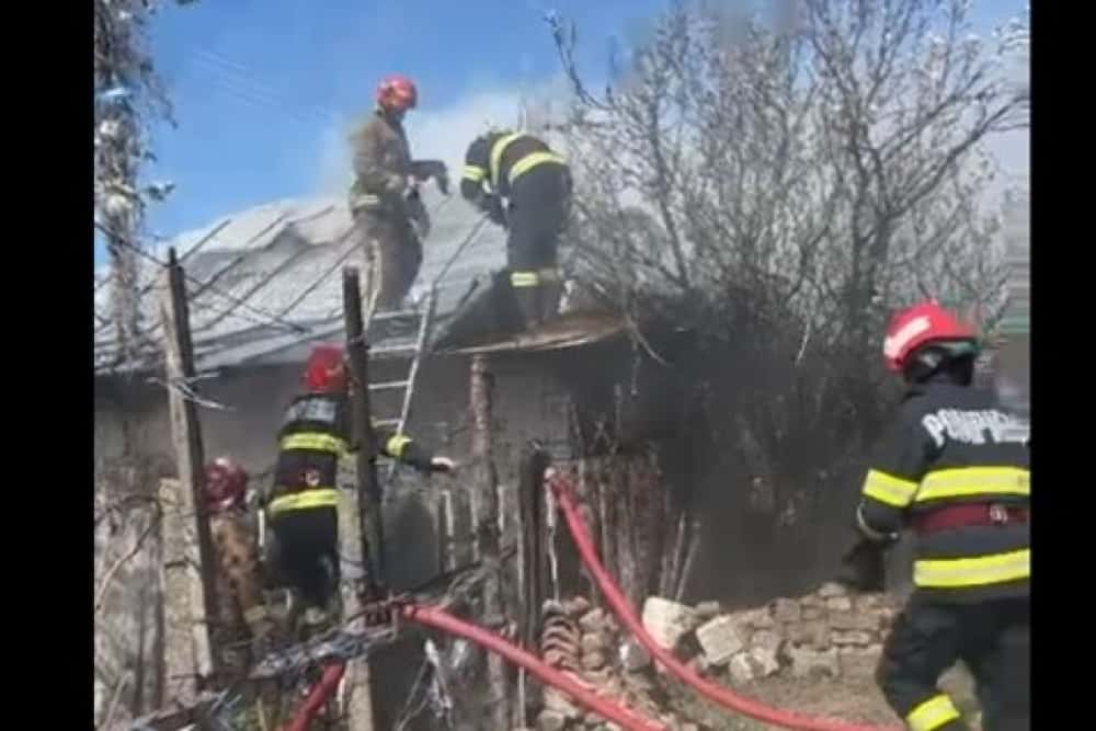 O casă din Colceag a fost cuprinsă de flăcări. Pompierii au intervenit cu două autospeciale