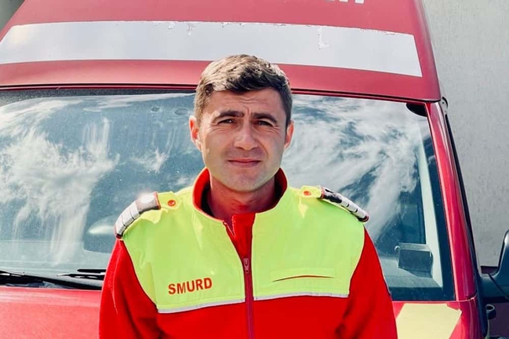 Intervenție contra-cronometru la un meci de fotbal din Prahova: un pompier, jucător la Vâlcănești, i-a salvat viața portarului echipei adverse