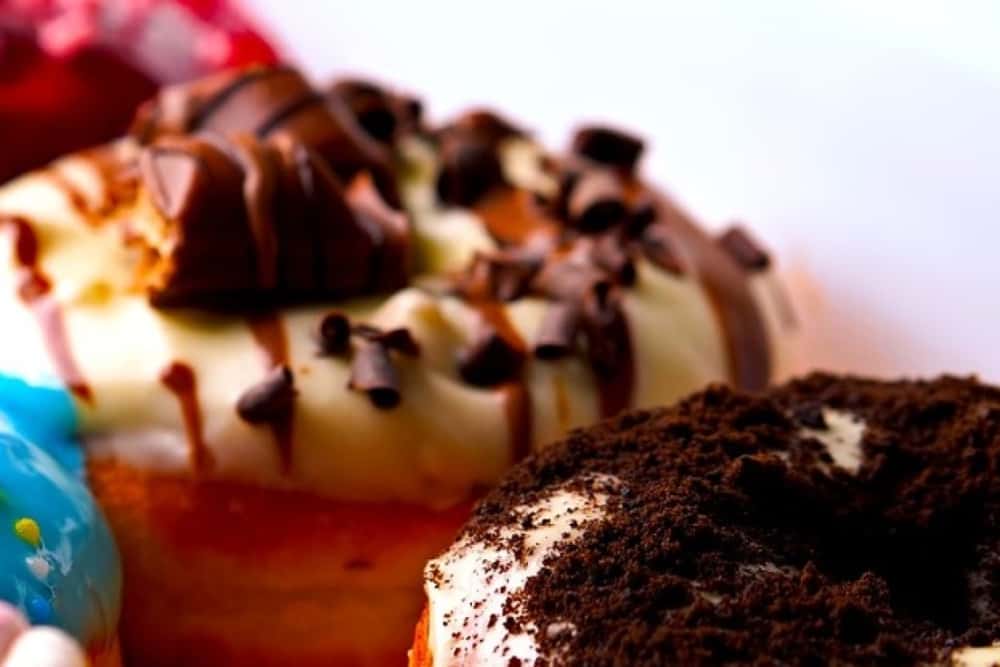 Până și prăjiturile pot aduce dosare penale! Zece percheziții în Ploiești, Bușteni și București, la suspecți de fabricare ilegală de produse de cofetărie