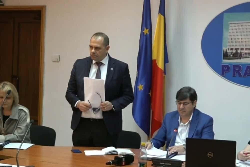 Prefectul Emil Drăgănescu a atacat în Contencios Administrativ hotărârile prin care CJ Prahova a ”mituit” primarii liberali