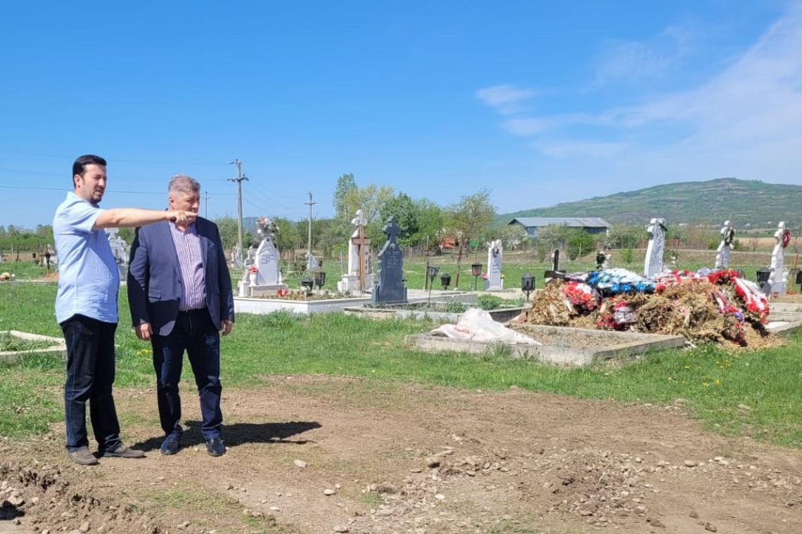 Primarul liberal al comunei prahovene Bălțești, aflat sub control judiciar - în campanie printre morminte, braț la braț cu preotul din sat