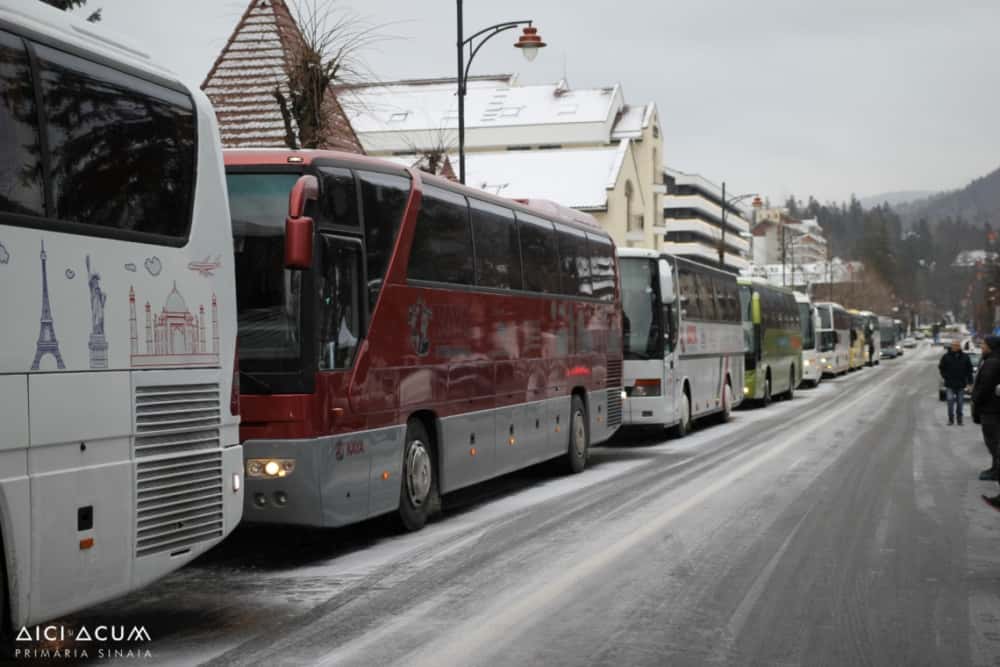 550 de copii din Sinaia merg în ”Excursia Anului”. 12 autocare pleacă sâmbătă spre Capitală