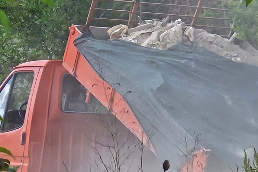 Ploiești/ Deșeuri din demolări, deversate din remorca autoutilitarei la marginea drumului, în cartierul Bereasca (FOTO)