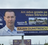 Minciuna merge mai departe! Dumitrescu și-a montat panouri electorale cu mesajul: ”Am adus gaze pe Valea Slănicului!”/ Consilierul județean Rareș Enescu a răbufnit: ”Care gaze?”