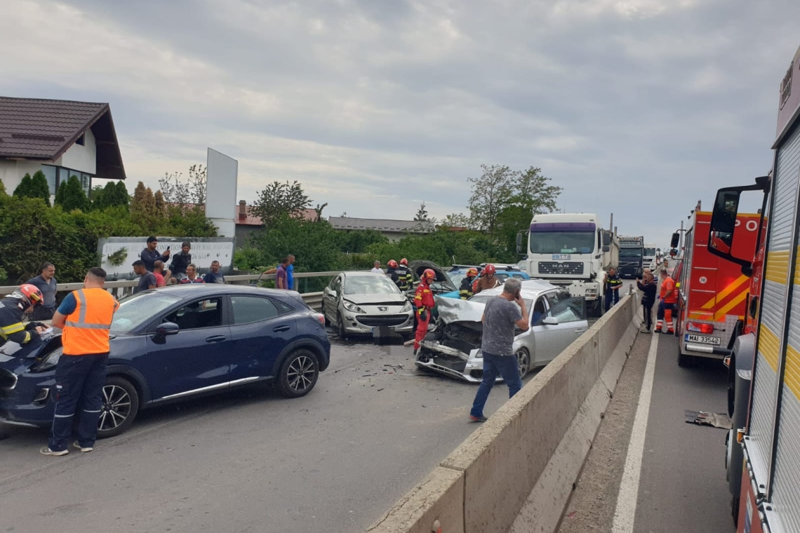 Accident în lanț pe DN1/ Implicate șase autoturisme și un camion cu balast