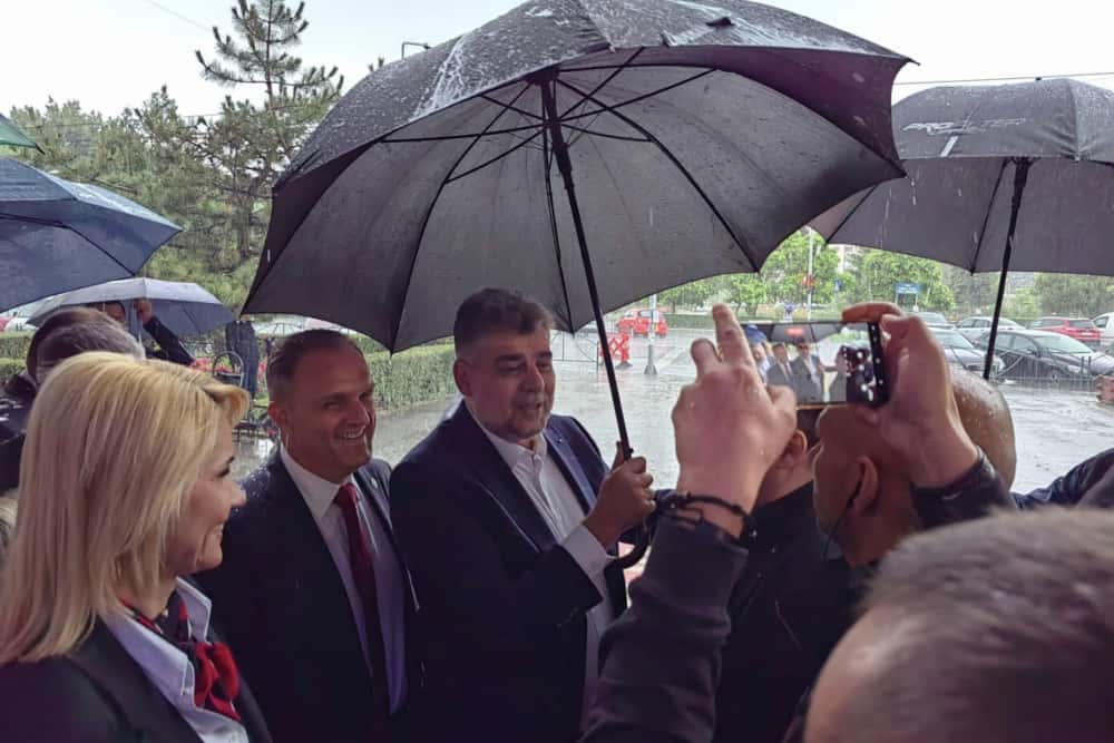 Premierul Marcel Ciolacu, vizită ”fulger” la Ploiești, pe o ploaie torențială!