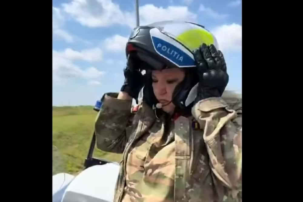 UPDATE/ Diana Șoșoacă, filmată îmbrăcată într-o uniformă de Armată și cu o cască de la Poliția Rutieră! Reacția Poliției Române