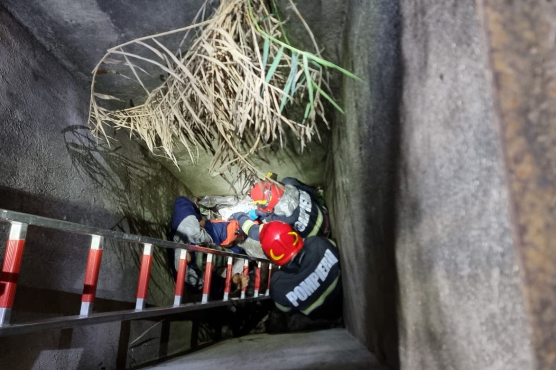 Bărbat salvat de pompieri, după ce a căzut într-un canal adânc de zece metri, în Vălenii de Munte