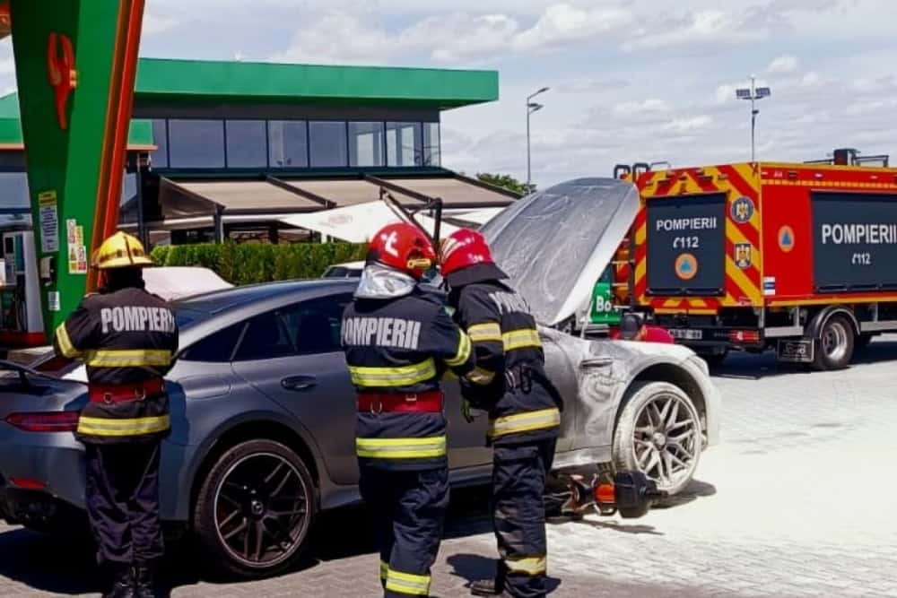 Un autoturism a luat foc într-o benzinărie din Păulești. Pompierii au stins incendiul