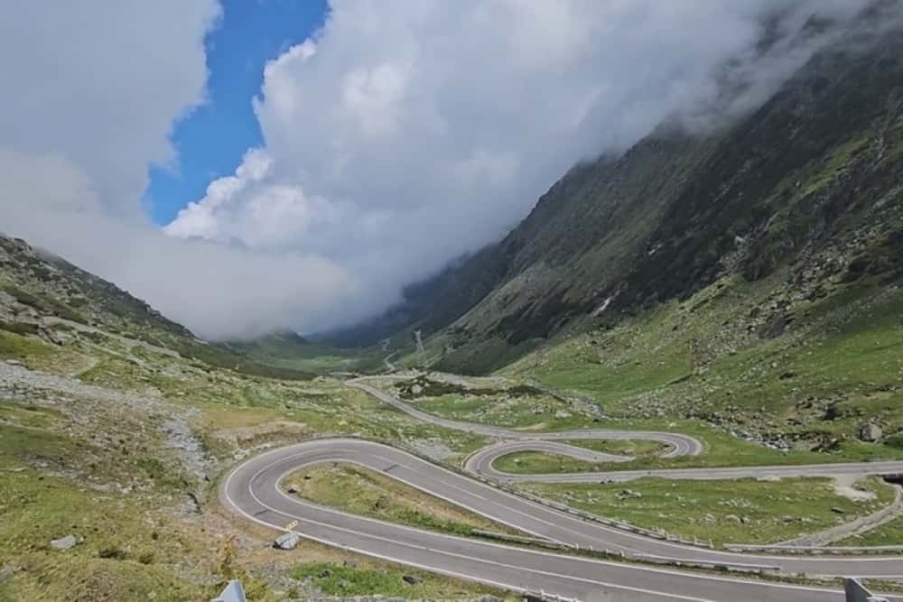 Se redeschide Transfăgărășanul. CNAIR atenționează șoferii că s-au înmulțit urșii pe traseu!