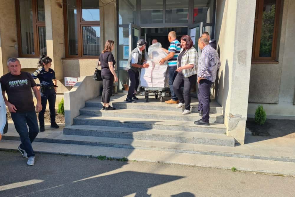 633.431 de prahoveni sunt așteptați duminică la urne. A început distribuirea buletinelor de vot în circumscripțiile electorale