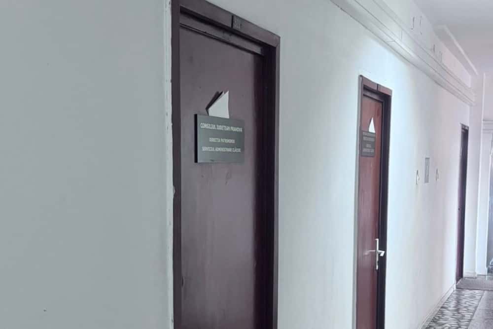 Mesaj împotriva conducerii Consiliului Județean, la fiecare birou din Palatul Administrativ: ”Nu trebuie să fim și noi trași după ei. Fiți puternici, mai e puțin!”