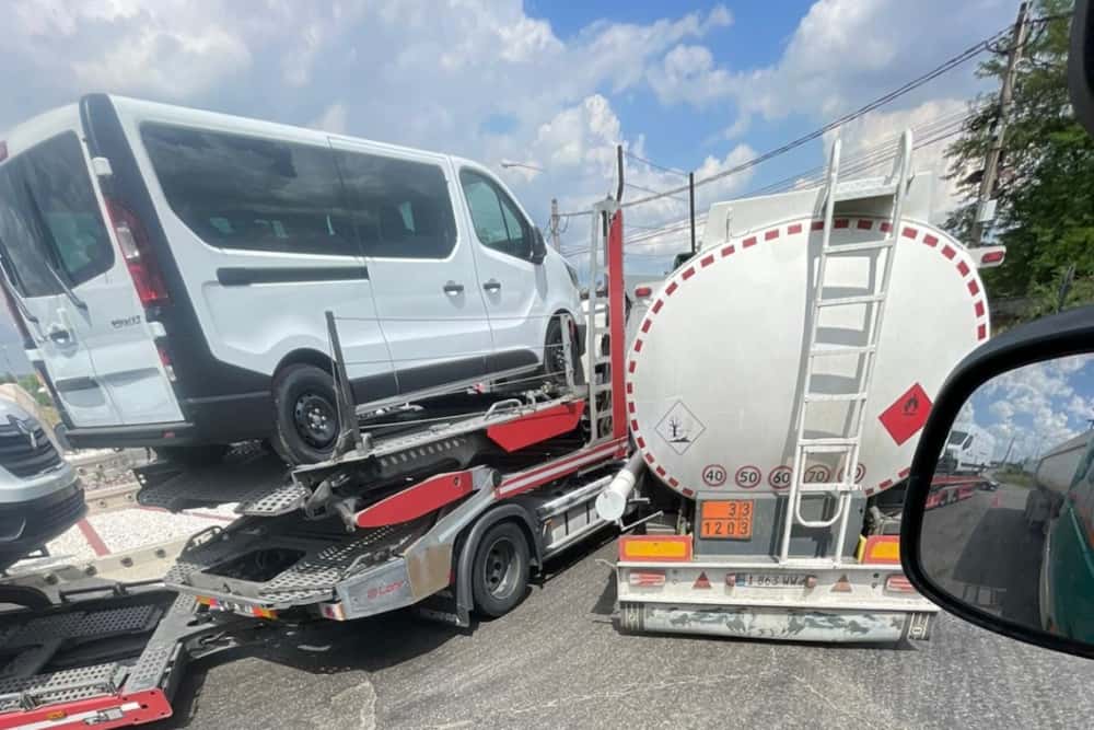 Coliziune între o autocisternă plină cu benzină și un trailer cu autoturisme, pe strada Ștrandului, lângă Ploiești