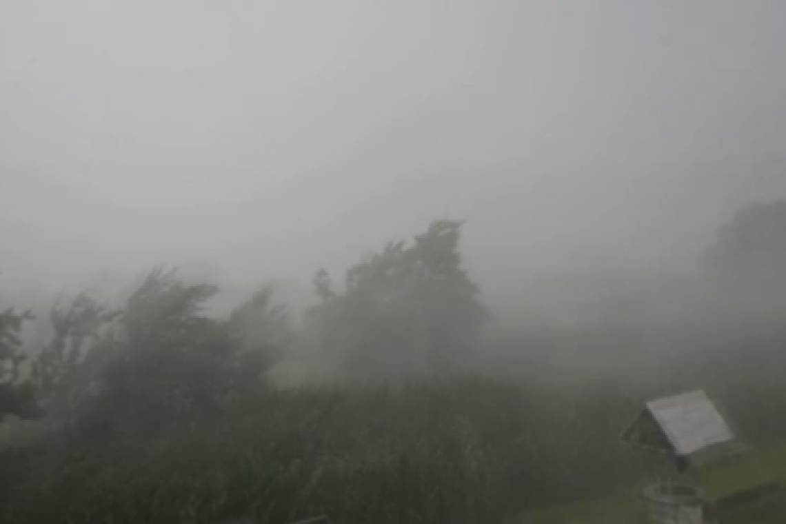 Cod portocaliu de ploi torențiale, grindină și vijelie în zeci de localități prahovene