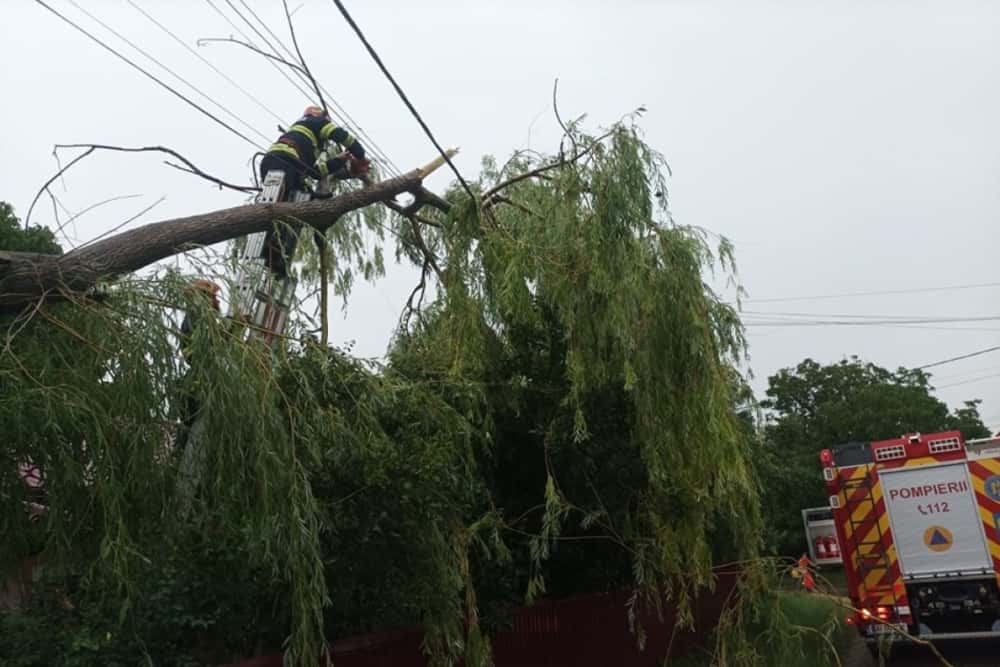 Intervenții de ”cod portocaliu” ale pompierilor prahoveni, noaptea trecută