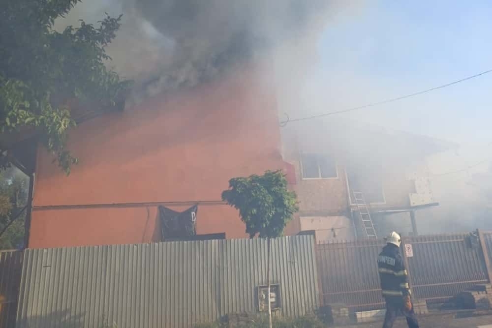 O butelie care alimenta un cazan de țuică a fost cauza incendiului care a cuprins două case din Băicoi