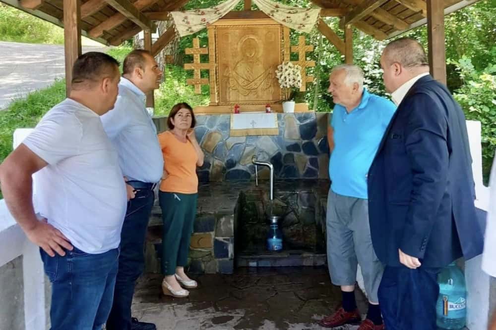 Secetă acută în două localități prahovene! Câteva mii de locuitori se aprovizionează cu apă de la un izvor natural