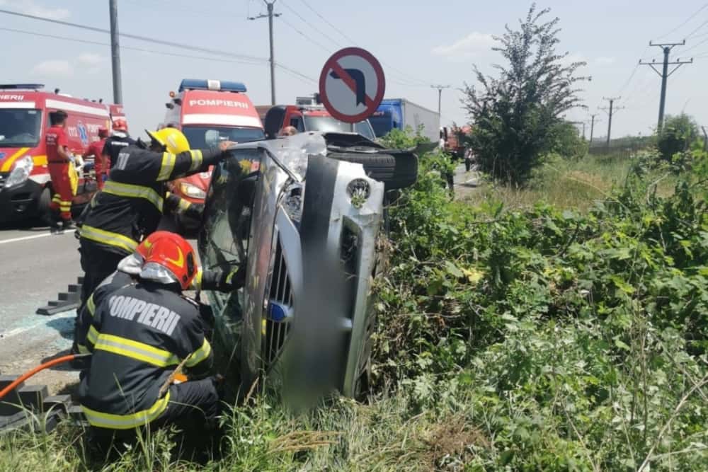 Accident pe DN 72, la ieșirea din Ploiești. Ambii șoferi au fost răniți, unul dintre ei a rămas încarcerat