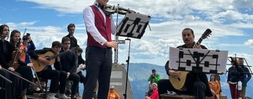 Violonistul Alexandru Tomescu va oferi un spectacol de excepție la Cabana Caraiman, în cadrul Turneului Stradivarius 2024. Accesul este gratuit
