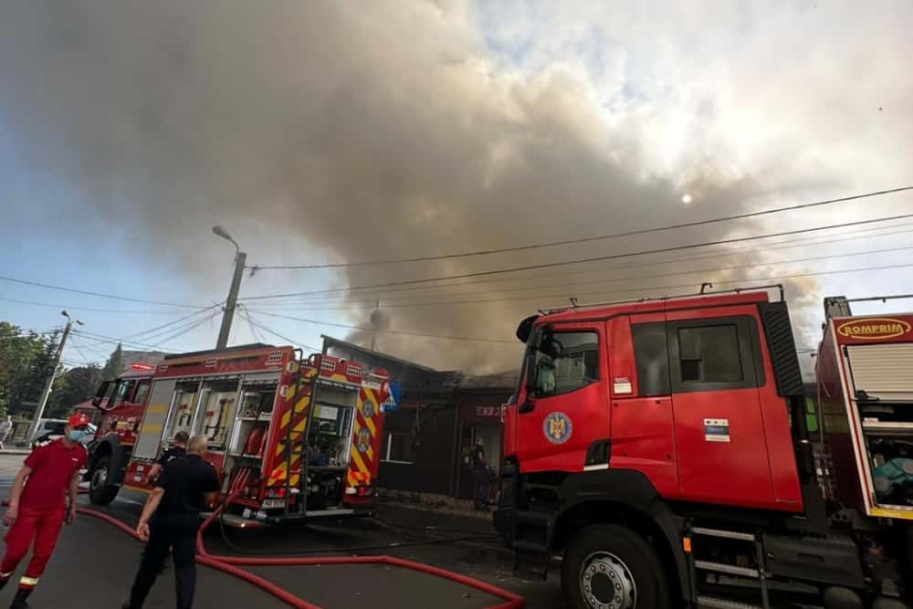 Dimineață de foc pentru pompierii prahoveni! Au intervenit pentru stingerea a două incendii izbucnite unul după altul, în Ploiești