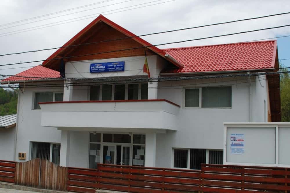 Descinderi la Cerașu. Pe surse, ar fi vizate persoane cu funcții de conducere în Primăria Cerașu