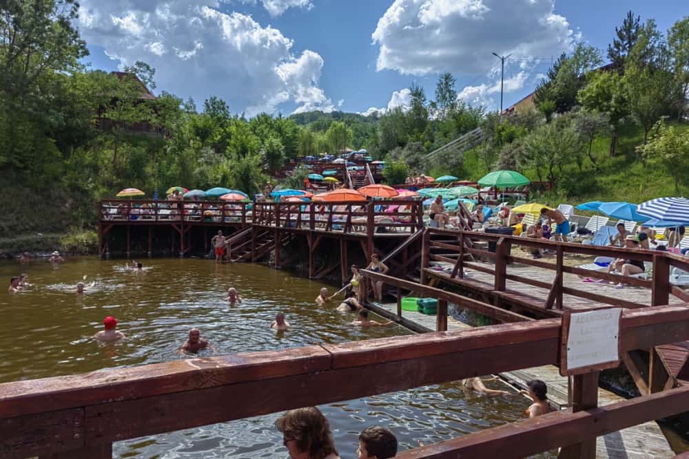Peste 600 de turiști au fugit, sâmbătă, de caniculă în lacurile sărate de la Baia Verde din Slănic 