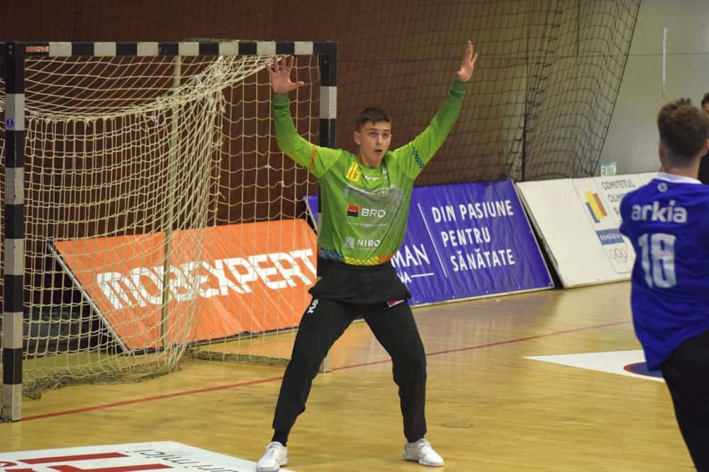 Denis Ștefan, portarul echipei de handbal juniori 1 a CSM Ploiești, la Campionatul European „U18” din Muntenegru