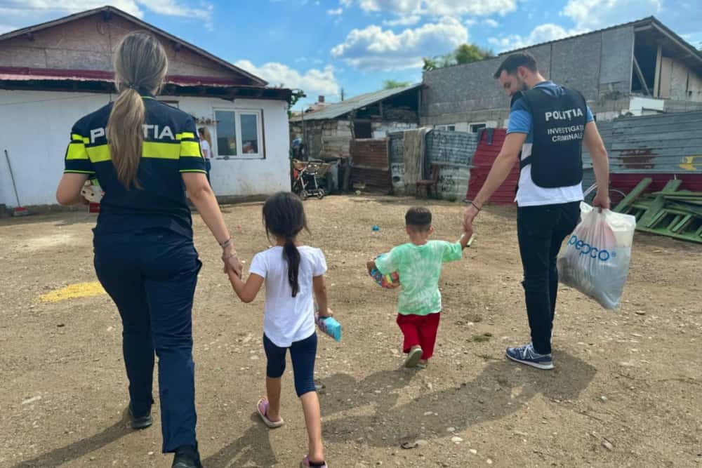 Copiii nu au nicio vină, au nevoie de ajutor! Polițiștii ploieșteni, în sprijinul micuților dintr-o familie nevoiașă