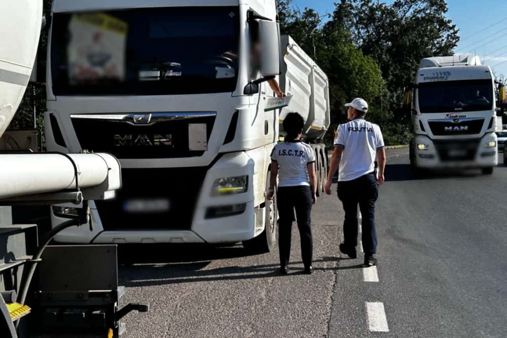 Transportatorii de mărfuri, în vizorul polițiștilor, pe un drum național din Prahova