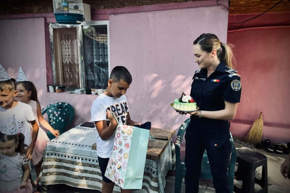 Petrecere surpriză organizată de polițiștii prahoveni pentru Marian, un copil de 7 ani, din satul Sicrita