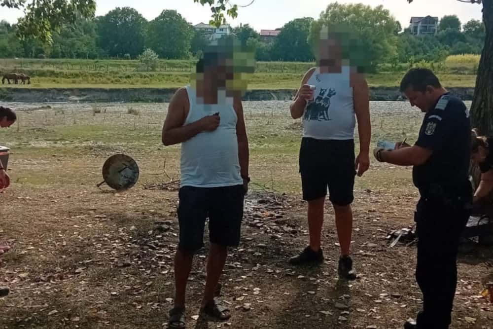 ”Turiștii” care au aprins focul în zone neamenajate și cei prinși cu autovehicule de teren pe trasee nemarcate, sancționați de jandarmi