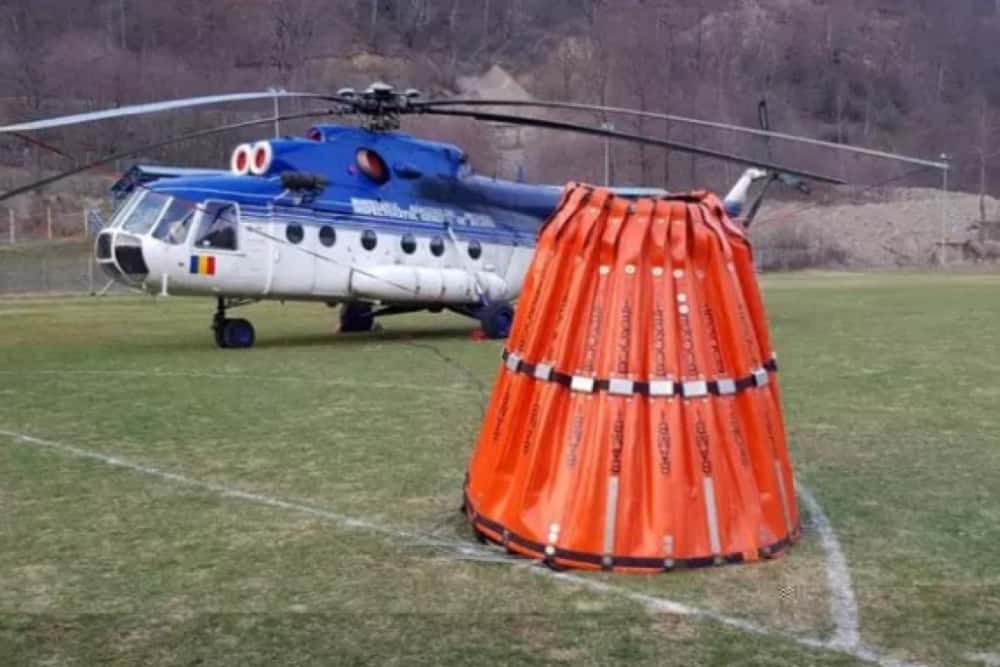 Un elicopter cu sistem Bambi Bucket a fost solicitat pentru stingerea incendiului din Bucegi
