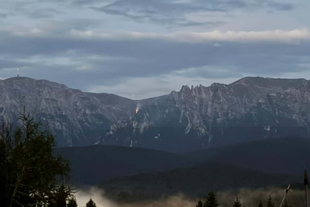 Incendiu în Bucegi, provocat de fulgere! Turiștii sunt avertizați să evite zona