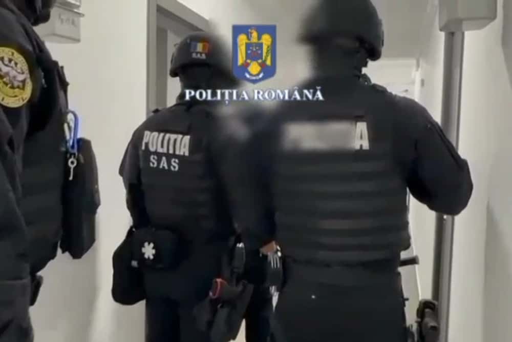 Un tânăr de 25 de ani a fost reținut de polițiștii ploieșteni după ce, timp de trei ani, s-a dat drept oficial al statului și a comis o serie de alte infracțiuni