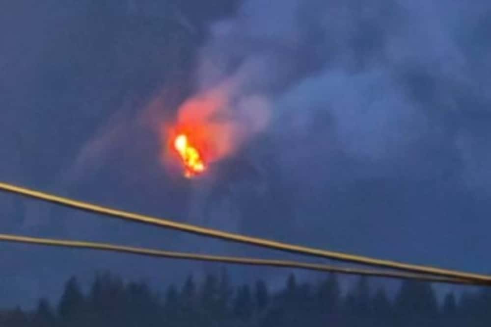 Încă mai arde vegetația în Bucegi, în ciuda intervențiilor repetate cu elicopterul specializat în stingerea incendiilor