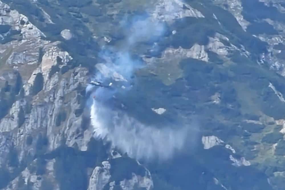 S-a reaprins vegetația în Bucegi! Se intervine din nou cu elicopterul pentru stingerea incendiului